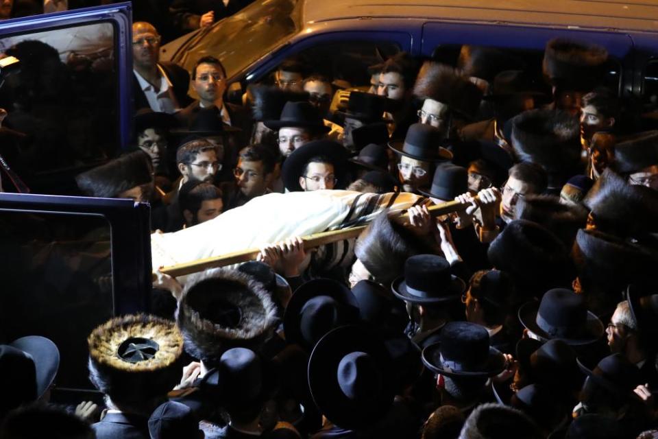 Trauernde bei der Beerdigung eines ultra-orthodoxen Mannes, der bei einem Gedränge am Lag B'Omer in Mount Meron getötet wurde.
