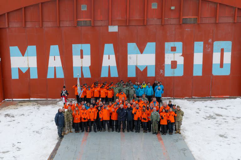 El presidente Alberto Fernández junto a funcionarios y personal de la Base Marambio, en la Antártida