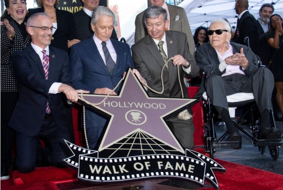 Kirk y Michael Douglas en el Paseo de la Fama de Hollywood