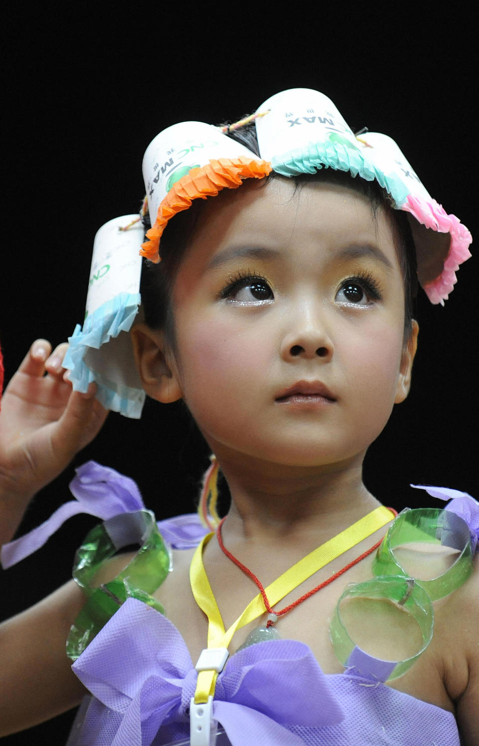 Una joven china participa en un concurso de belleza y modelado para niños en Hefei, en la provincia de Anhui, en el este de China, el 27 de julio de 2009. Los concursos de belleza se consideraron una manifestación de decadencia occidental, pero se han convertido en un gran negocio en la China gobernada por los comunistas. Foto: AFP / Getty Images