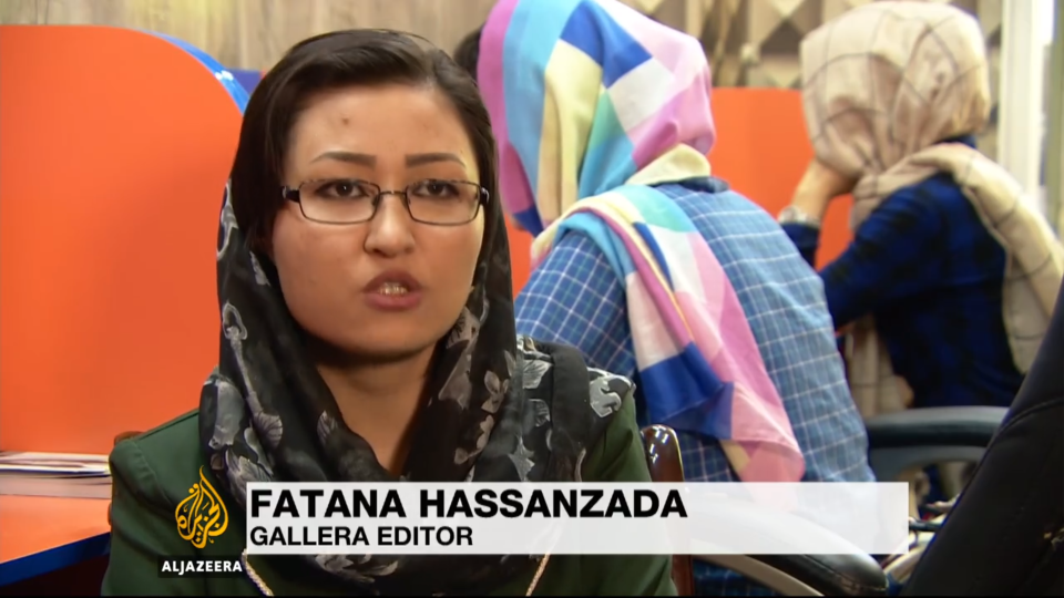 Fatana Hassansada ist die Chefredakteurin des Magazins “Gellarah”. Angestellt sind nur zwei männliche Layouter auf freiberuflicher Basis. Foto: Screenshot / <a href="https://www.facebook.com/gellara.magazine/videos/1361740817234862/" rel="nofollow noopener" target="_blank" data-ylk="slk:Al Jazeera;elm:context_link;itc:0;sec:content-canvas" class="link ">Al Jazeera</a>