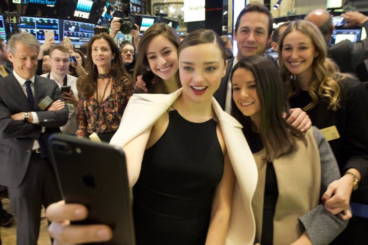 Auch Miranda Kerr, Freundin von CEO Evan Spiegel, tauchte an der New Yorker Börse auf - und knipste ein Selfie vom für Snapchat historischen Tag.