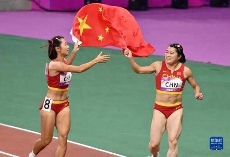 女子400接力一向是大陸隊強項，杭州亞運依然奪冠，但第三棒接力選手袁琦琦（右1）強勁的腿肌，被網友稱「金剛芭比」。圖／新華社
