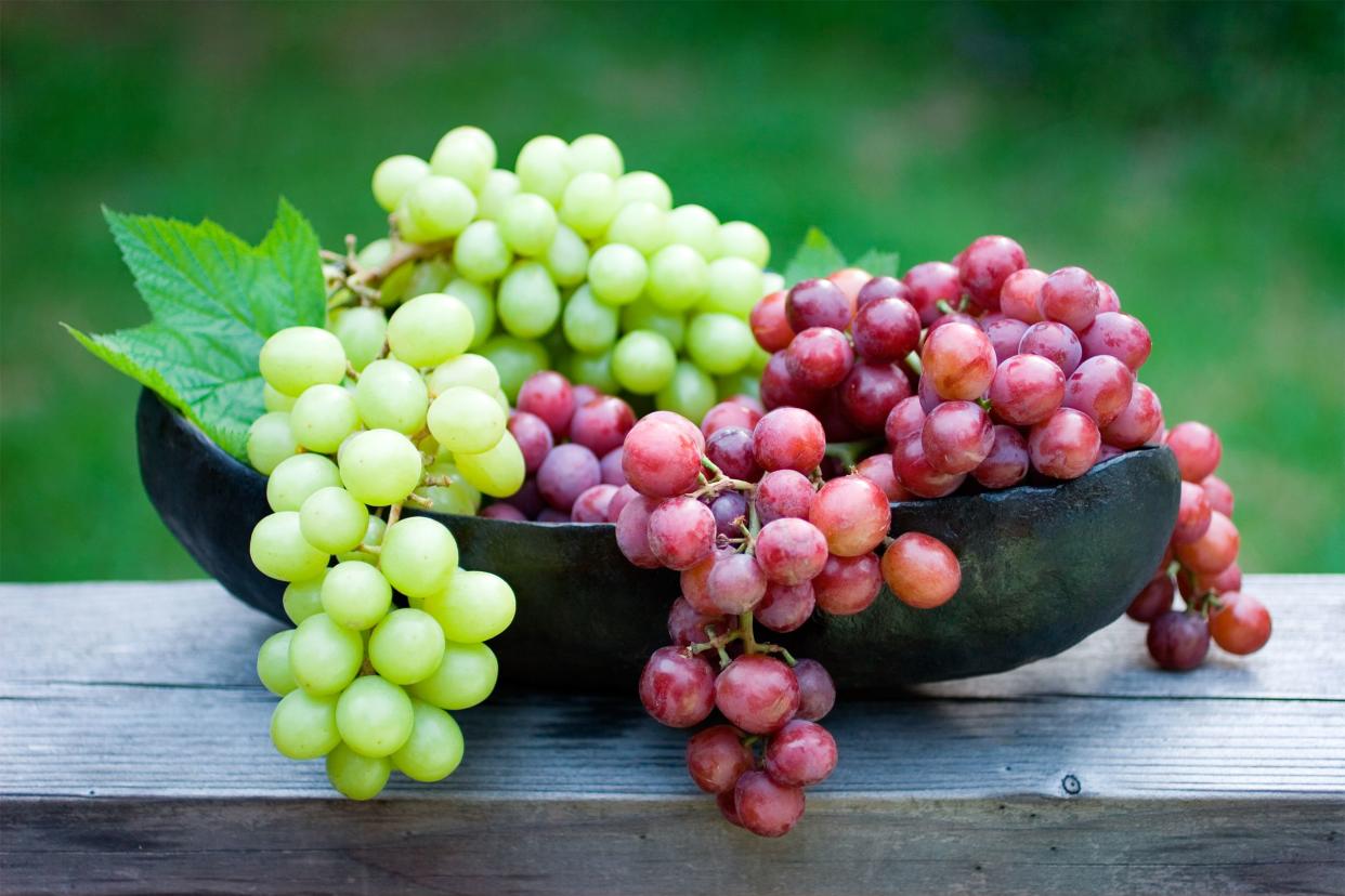 Red and green grapes