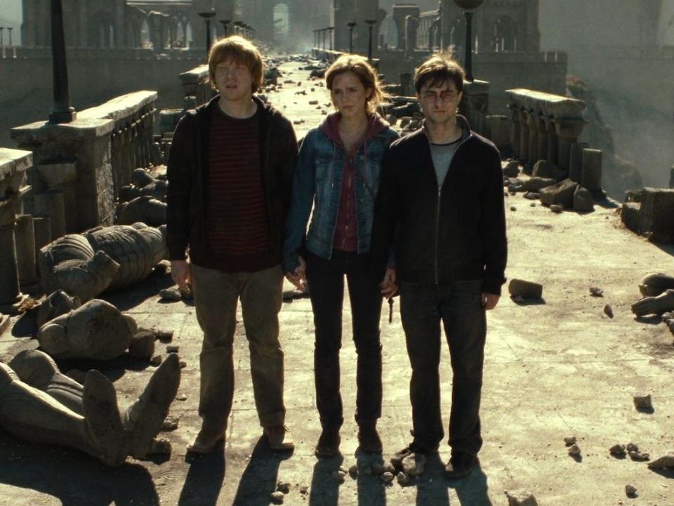 Harry Potter Deathly Hallows Ron Hermione on Bridge