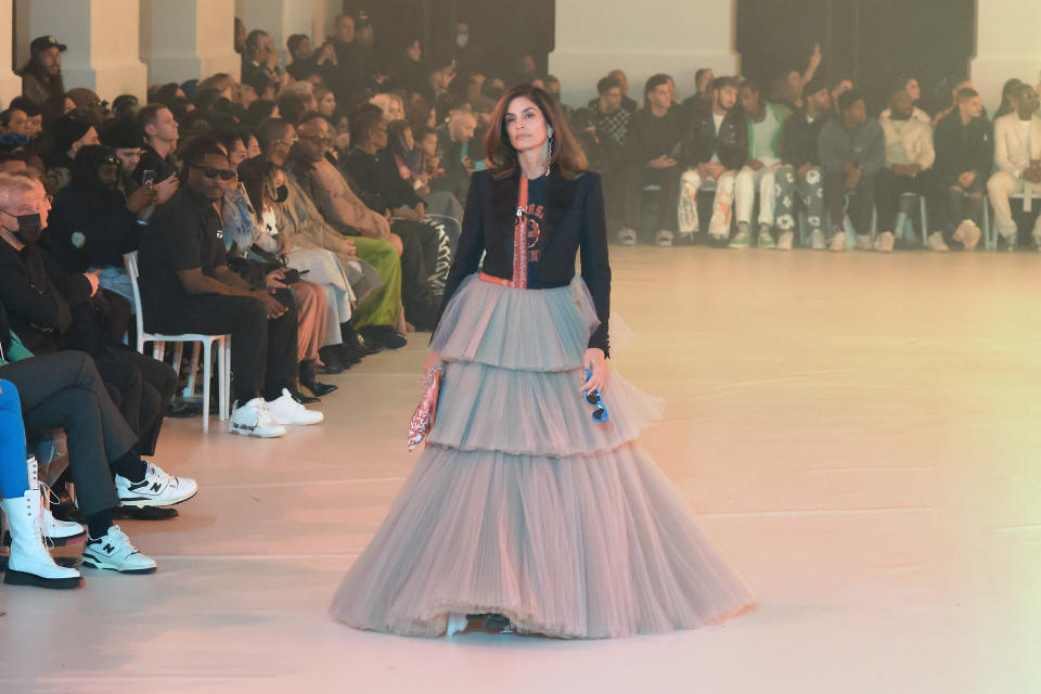 Cindy Crawford en la pasarela de Off-White Womenswear Fall/Winter 2022-2023 en Paris Fashion Week (Photo by Taylor Hill/WireImage)