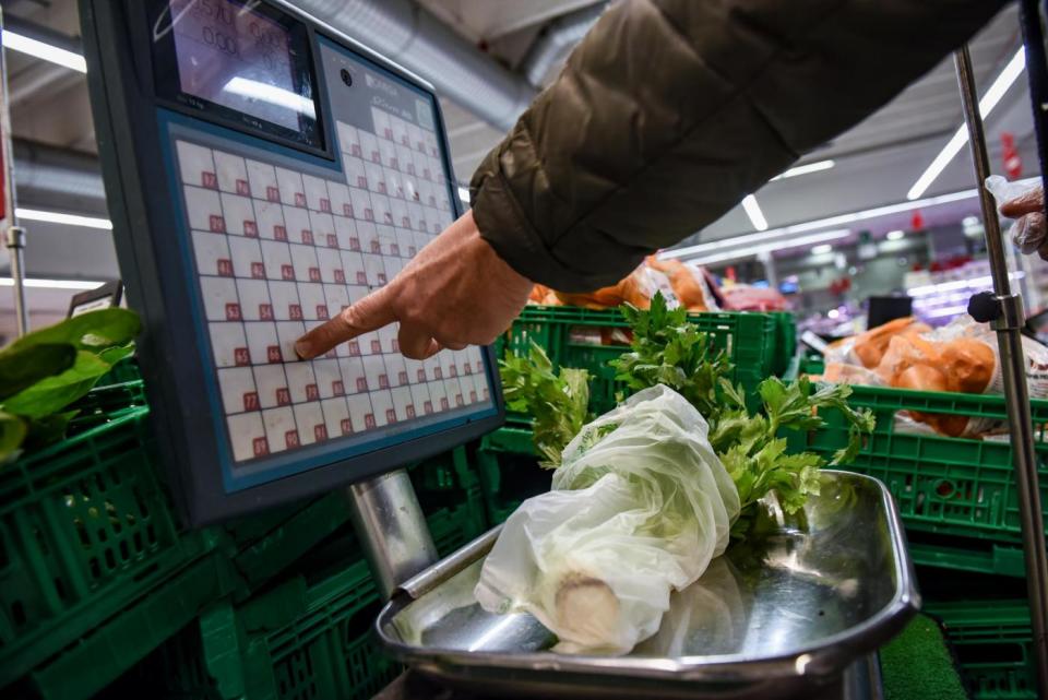 Nuovi sacchetti biodegradabili per gli alimenti a pagamento nei supermercati (Foto Claudio Furlan / LaPresse)