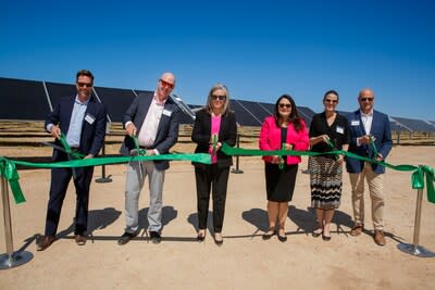 Longroad Sun Streams ribbon cutting participants (L-R): Scott Canada, EVP of McCarthy’s Renewable Energy Team; Paul Gaynor, CEO of Longroad Energy; Arizona Governor Katie Hobbs; ACC Commissioner Lea Marquez Peterson; Ann Becker, VP of Sustainability, APS; Darren Van’t Hof, Director of Renewable Energy Investments, U.S. Bancorp Impact Finance