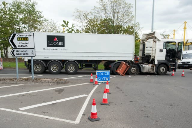 Lorry shed cash load