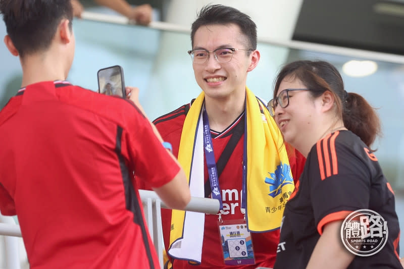 香港羽毛球「一哥」伍家朗（中）開賽前忙於與球迷拍照。