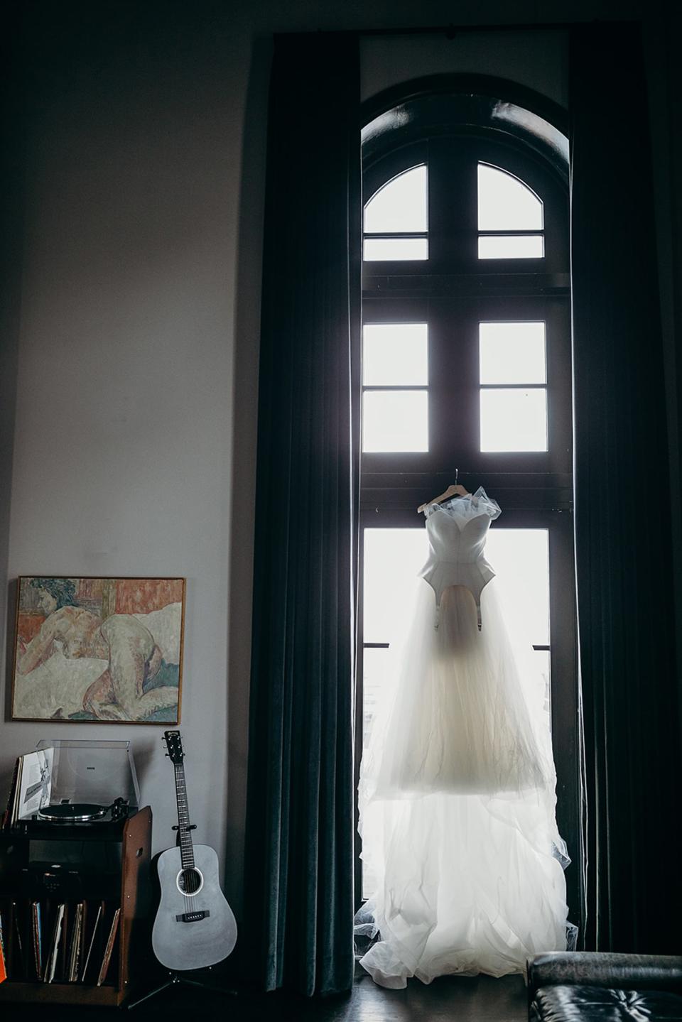 Mia’s custom wedding dress by Vera Wang—the soft white strapless crepe gown was accented with classic garter-belt details over a crinkled tulle skirt.