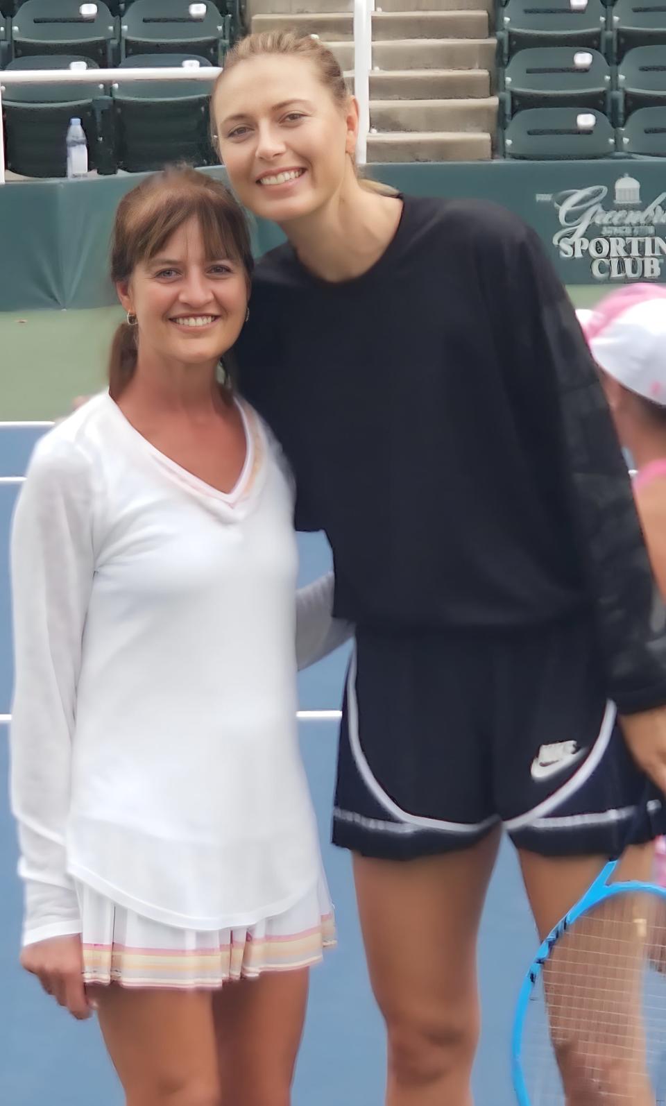 Tammy Simone, quien tiene un récord de siete títulos individuales femeninos en el Torneo de Tenis News Journal, con la gran tenista Maria Sharapova.