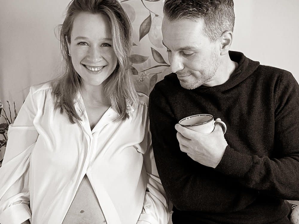 "Alles was zählt"-Star Marc Dumitru und seine Ehefrau Kristina werden Eltern. (Bild: RTL/Privat)