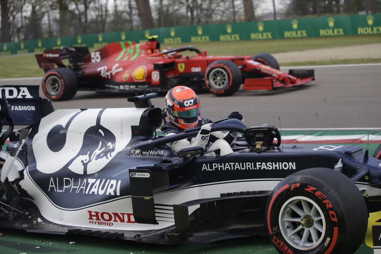 Yuki Tsunoda deja su auto después de chocar en el Gran Premio de Fórmula 1 de Emilia Romagna