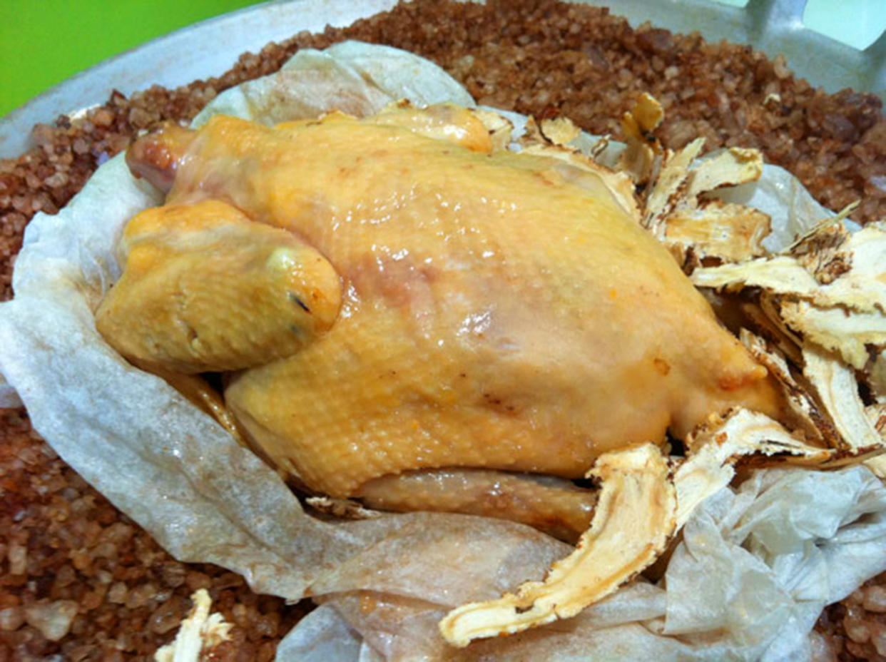 Where to eat salt baked chicken in Singapore (Photo: Kampong 18 Express)