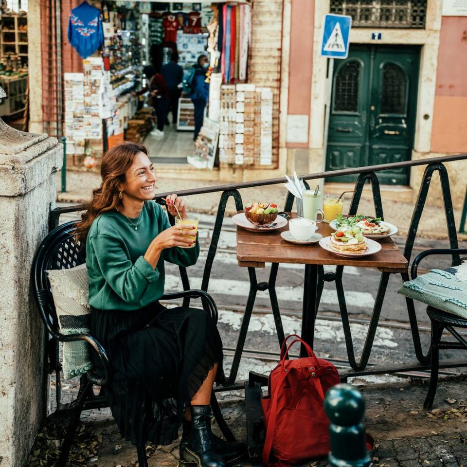 Mujer en un café en las calles de Lisboa, Portugal