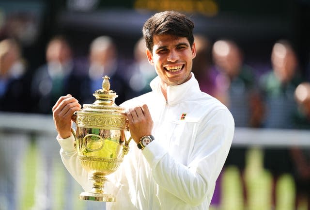 Carlos Alcaraz lifts the trophy