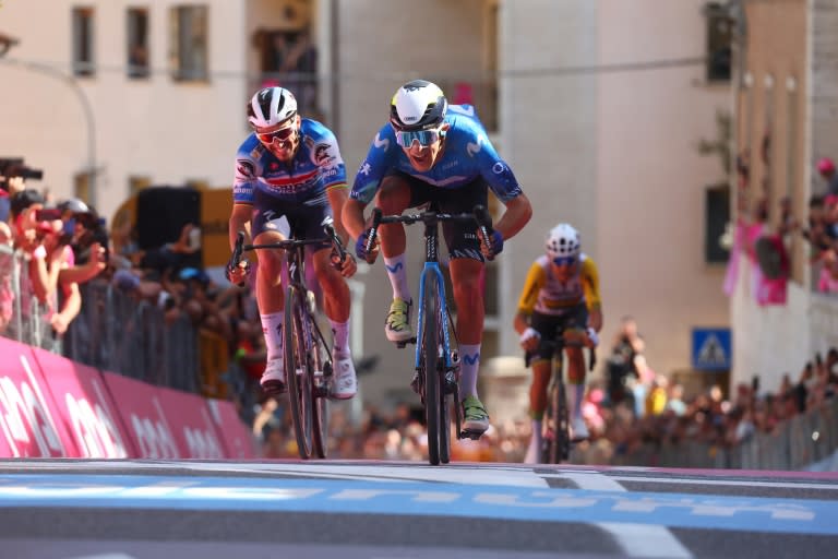 L'Espagnol Pelayo Sanchez devance le Français Julian Alaphilippe au terme de la 6e étape du Tour d'Italie le 9 mai 2024 à Rapolano Terme (Luca Bettini)