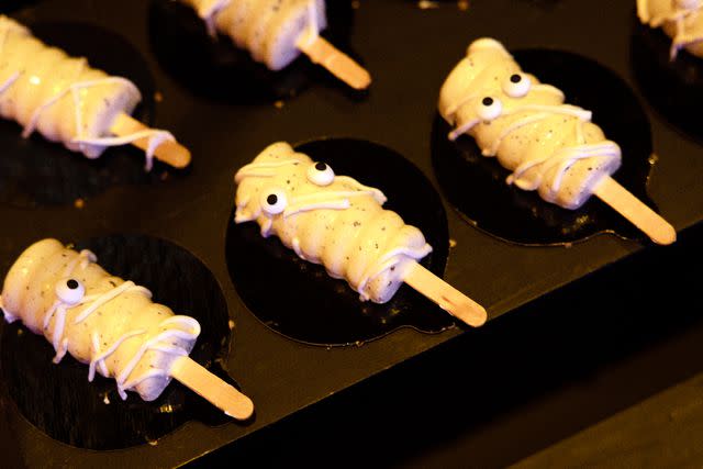 <p>Universal Orlando Resort</p> Mummy Oreo Cheesecake Pop