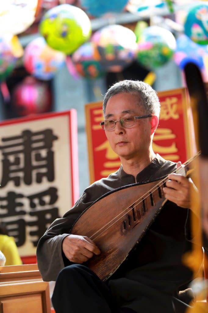 藝師蔡芬得現為振聲社管先生，獲登錄為台南市傳統表演藝術南管保存者。 （文資處提供）