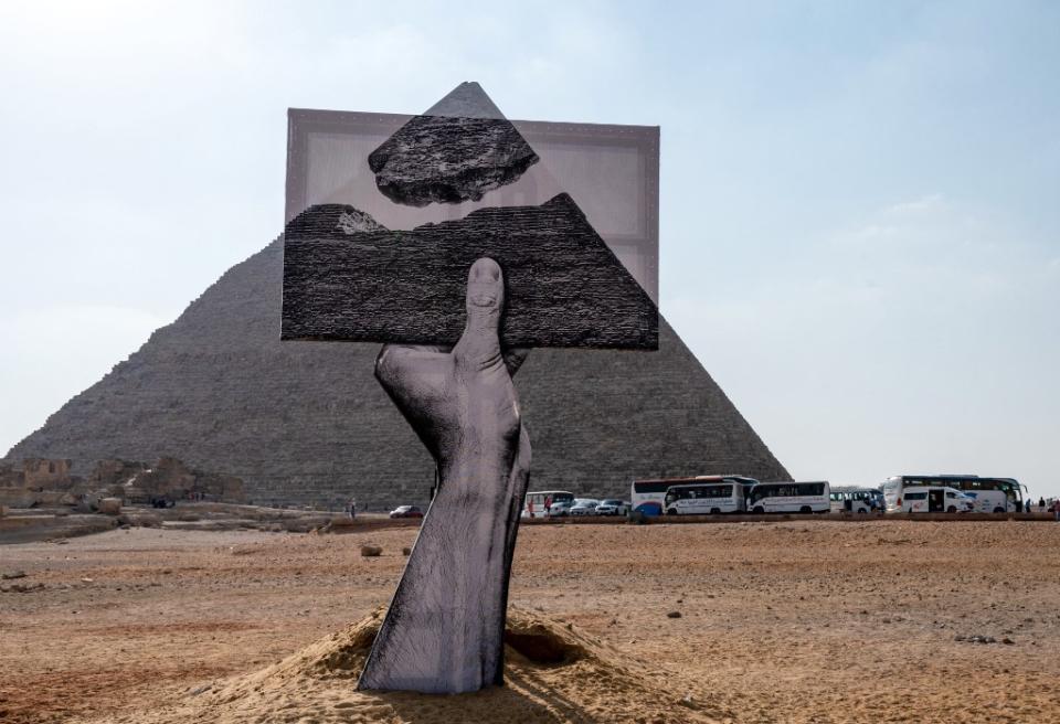 10 artistas contemporáneos hicieron una instalación en las pirámides de Giza, en Egipto. Foto: Ammar Abd Rabbo | AFP