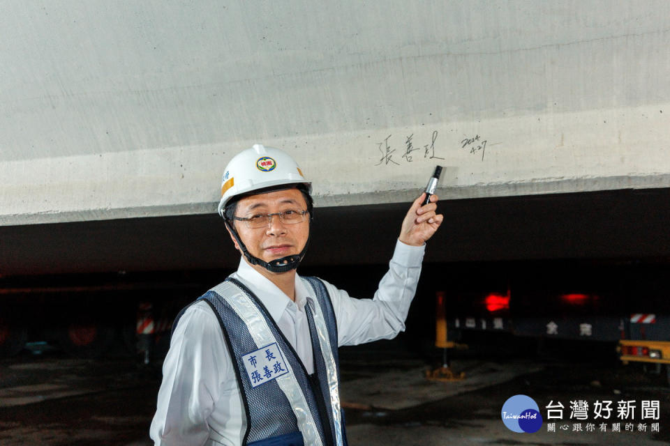 桃園市長張善政視察「桃園捷運綠線高架段全線合龍吊裝工程」，於高架段橋樑上簽名，見證歷史時刻。