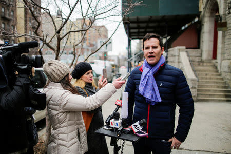 Víctima chilena de abuso sexual clerical Juan Cruz habla con los medios luego de reunirse con el investigador, el arzobispo Charles Scicluna de Malta, en la ciudad de Nueva York, EEUU, 17 de febrero de 2018. REUTERS/Eduardo Munoz