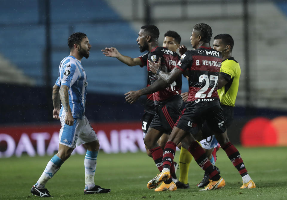 Jugadores de Flamengo y Racing se enfrascan en un altercado durante un partido de la Copa Libertadores disputado en Buenos Aires el martes 24 de noviembre de 2020 (Juan Roncoroni/Pool via AP)