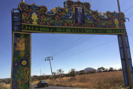 Esta imagen, tomada el 23 de diciembre de 2016, muestra el arco que da la bienvenida a los visitantes de Molcaxac, en el estado de Puebla, en México. Los residentes de la localidad dicen que muchos de sus vecinos en edad laboral emigraron a Estados Unidos, por lo que la población está formada ahora por ancianos y niños muy pequeños. La primera ola migratoria se produjo en 1942, con el programa de braceros, que dio a los mexicanos permisos temporales para trabajar en el campo en Estados Unidos. Cuando el programa dejó de existir en 1964, la gente siguió yendo al país vecino de forma ilegal. (AP Foto/Peter Orsi)