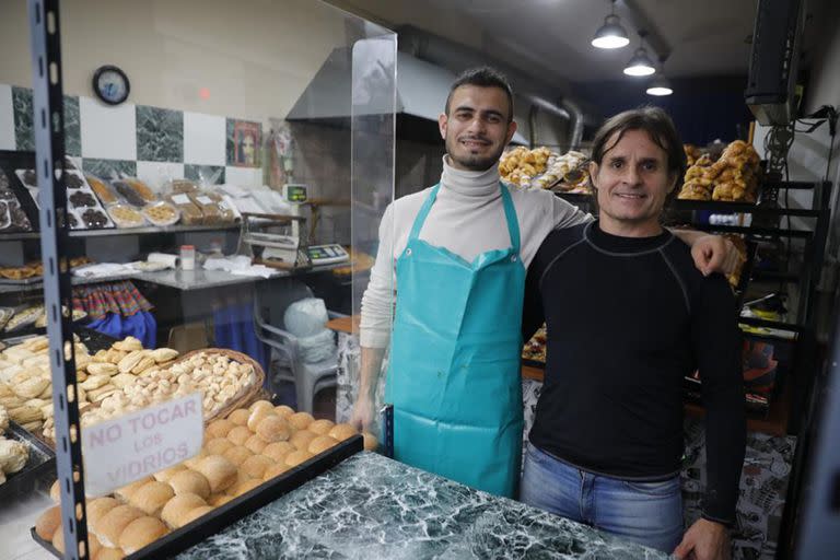 Agustín Ruiz Díaz, de 25 años y Marcos Ertini, de 52, atienden la histórica churrería Del Carmen, a pocas cuadras del aeropuerto de El Palomar 