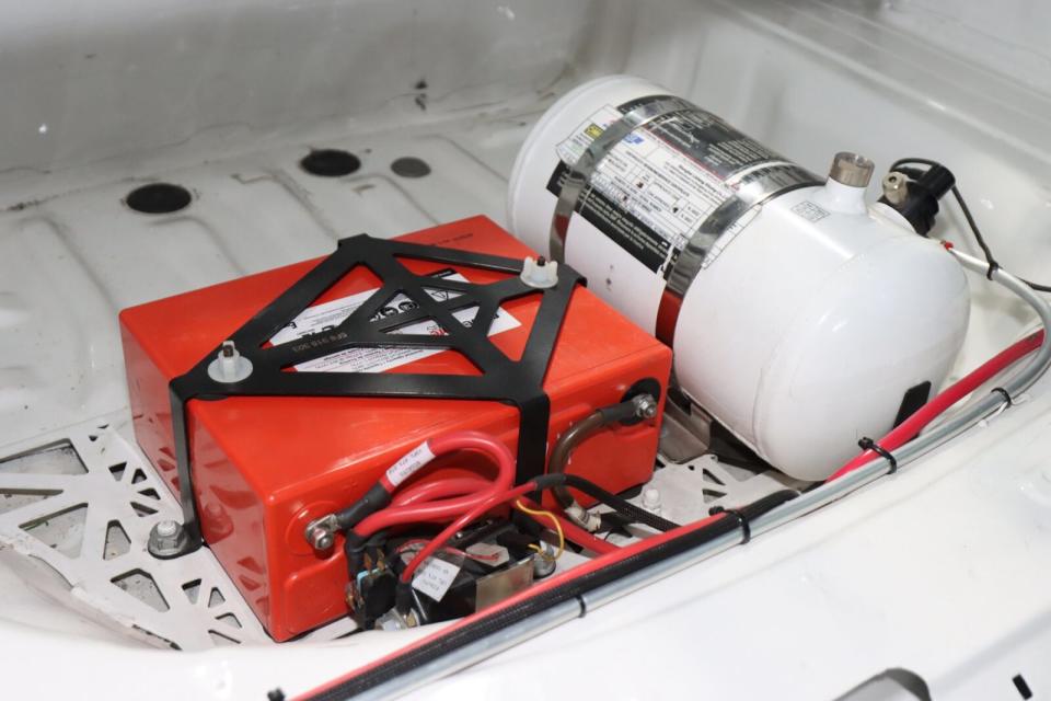 後行李廂可以看到白色的滅火器鋼瓶，與用來啟動引擎的小型電瓶，固定在後行李廂相信也是為了前後配重而進行的改造。