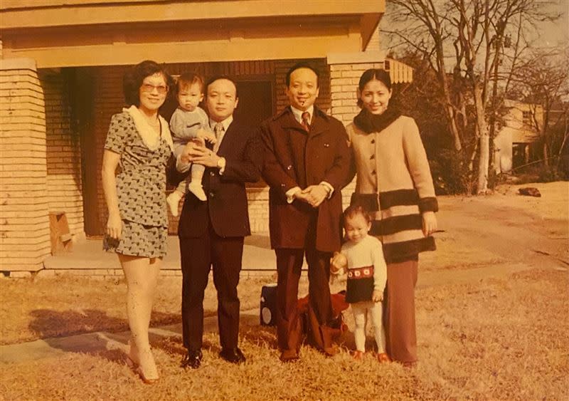 1974年蔣孝嚴（右二）與弟弟章孝慈（左三）兩家人在美國的留影 。（圖／翻攝自《蔣家門外的孩子》）