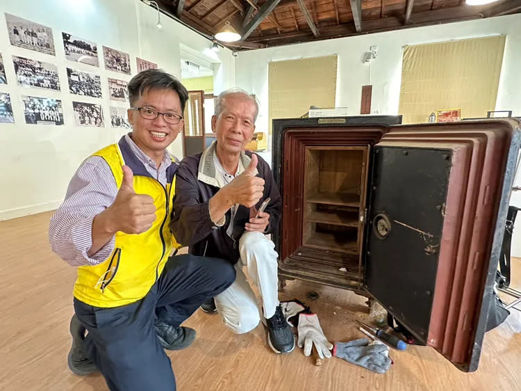 雖然保險箱打開後空空如也，但芬園鄉長林世明(左)依約頒發一萬元獎金給王姓老翁1。芬園公所提供