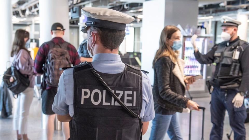 Die Bundespolizei kontrolliert Reisende am Frankfurter Flughafen.