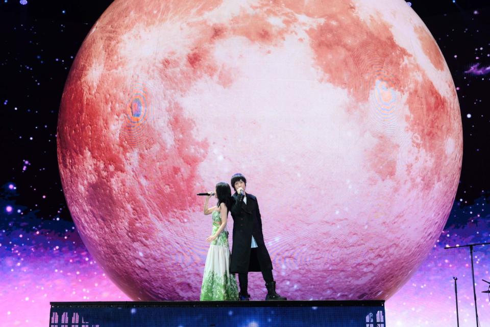 陳綺貞與阿信合唱〈私奔到月球〉。（相信音樂提供）