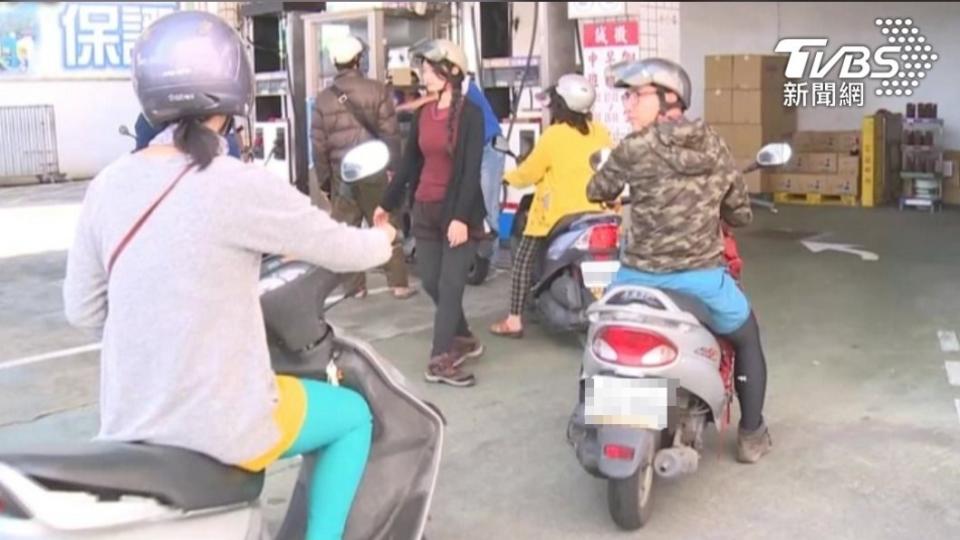 不論是汽車、機車，油價上漲都會讓荷包緊縮。（圖／TVBS資料畫面）