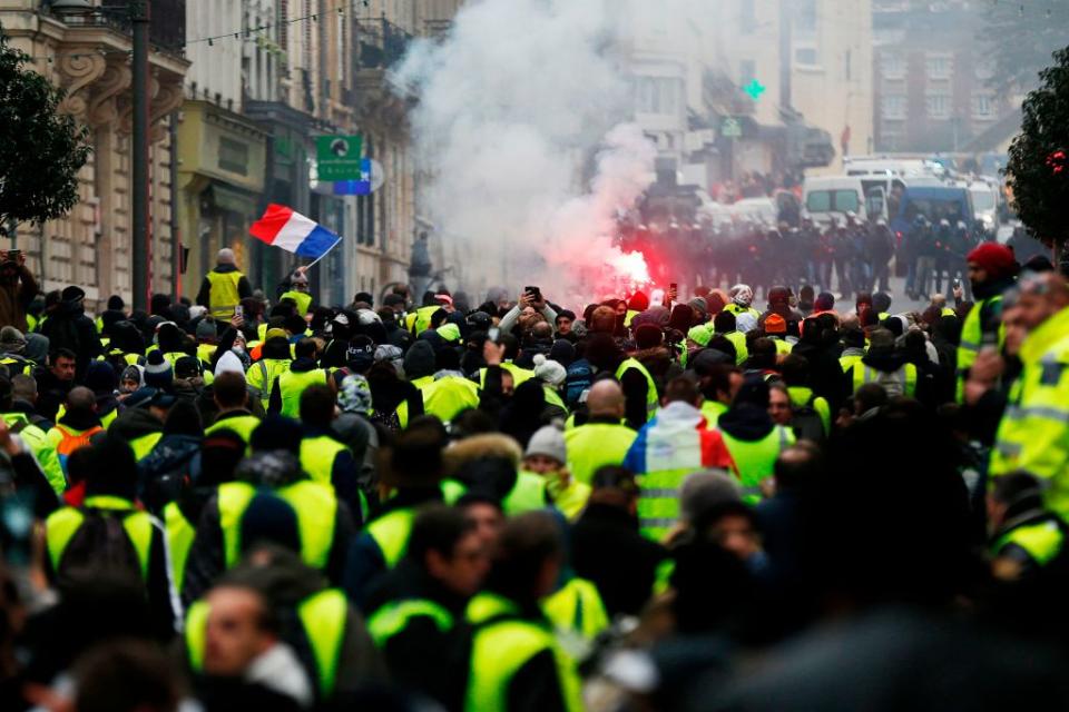 <p>A Rouen, où les gilets jaunes défilaient dans le calme cet après-midi, un véhicule qui tentait de traverser le cortège a percuté plusieurs manifestants. Le conducteur, qui était avec sa femme et leur bébé, s’est retrouvé au milieu des manifestants. Certains d’entre eux s’en sont pris à son véhicule, montant dessus et jetant des projectiles. Pris de peur, l’homme a accéléré. Au moins trois personnes ont été blessées dans l’incident.<br>(Crédit : Getty Images) </p>