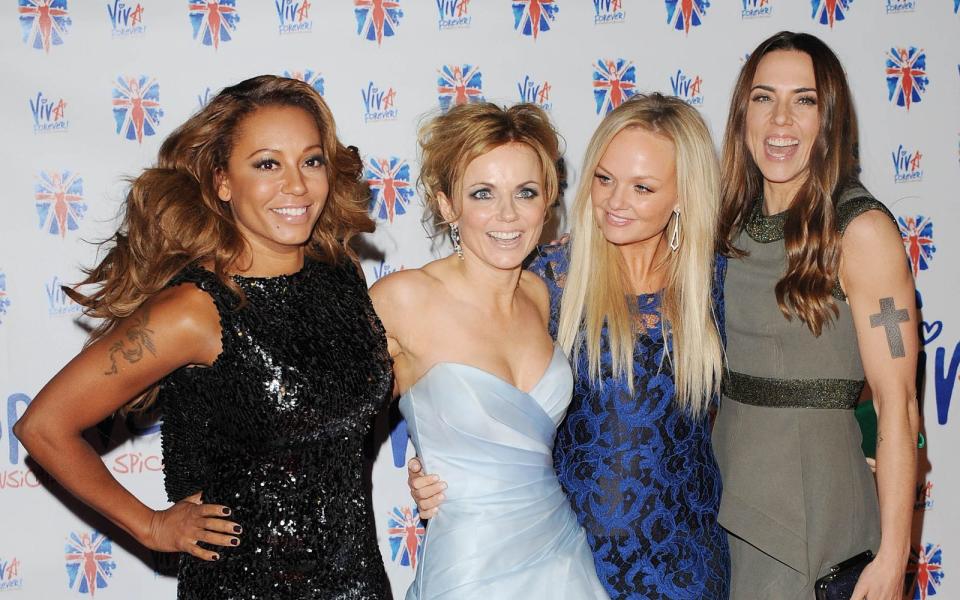 Geri Halliwell (zweite von links) war 1998 die erste, die die Spice Girls verließ. Doch "Ginger Spice" konnte die alten Kolleginnen wieder zusammenzutrommeln: Schon die erste Reunion 2007 war ein Riesenerfolg, 2012 hatten die Spice Girls einen großen Auftritt bei der Schlussfeier der Olympischen Sommerspiele in London. 2019 gab es erneut ein Comeback, bei der großen UK-Tour fehlte allerdings Victoria Beckham. (Bild: Stuart Wilson/Getty Images)