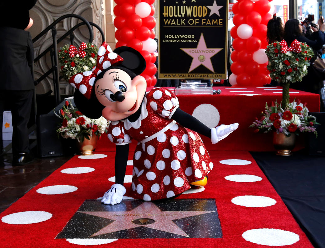 Disney troca vestido vermelho de Minnie Mouse por terno