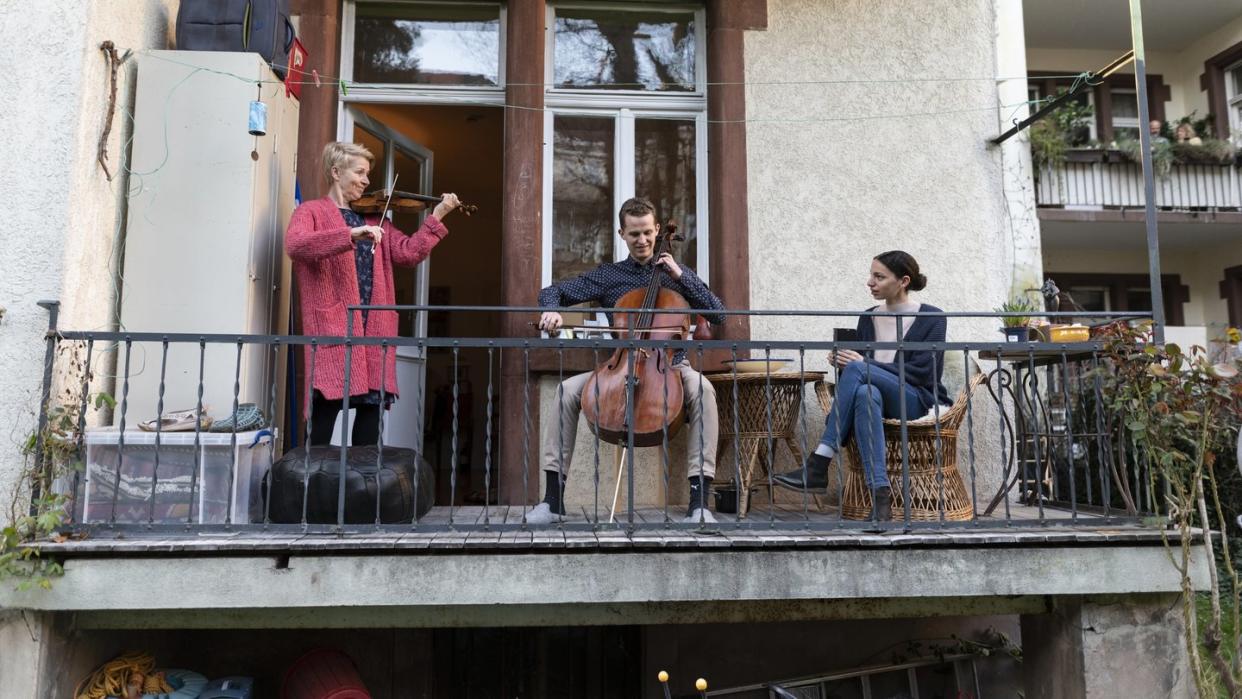 Mitglieder des Freiburger Barockorchesters spielten auf einem Balkon die «Ode an die Freude» von Ludwig van Beethoven