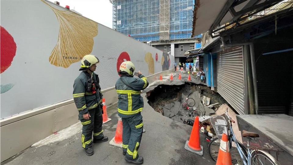 工務局澄清說明，崇德街「天坑」事件，疑似連續壁施工問題而造成的路基流失、路面坍塌，其成因及結果是不一樣的。（圖 / 東森新聞）