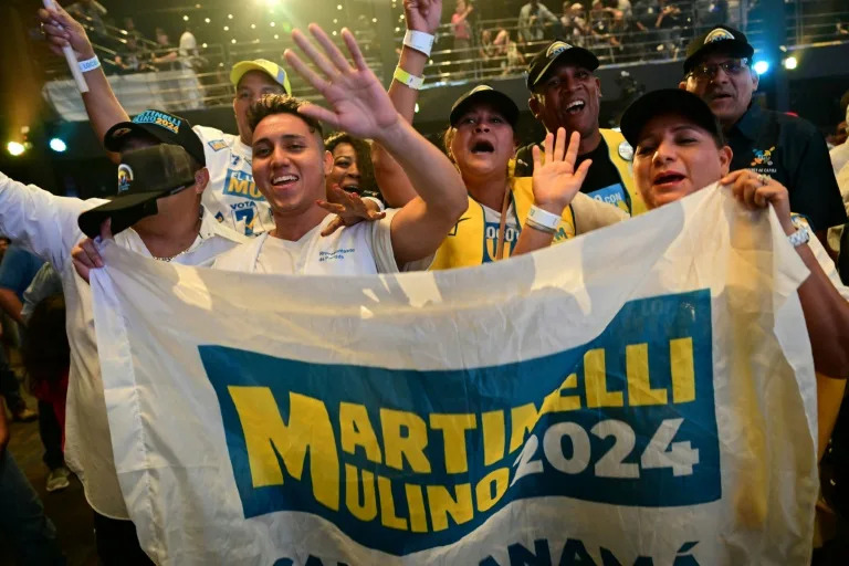 Seguidores del candidato presidencial José Raúl Mulino celebran los primeros resultados durante el escrutinio de las elecciones generales de Panamá el 5 de mayo de 2024, en su sede de campaña en la capital panameña (MARTIN BERNETTI)