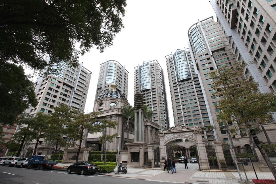 台北101大樓、仁愛路上的宏盛帝寶，就是怡盛集團旗下專門經營豪宅管理的「怡盛物業」所管轄。