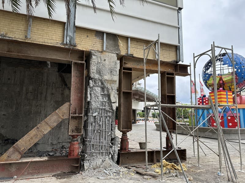 花蓮翰品酒店受損嚴重  宣布永久歇業 花蓮3日發生芮氏規模7.2地震，花蓮翰品酒店嚴重受 損，業者宣布永久歇業，並提前啟動改建程序。 中央社記者李先鳳攝  113年4月9日 