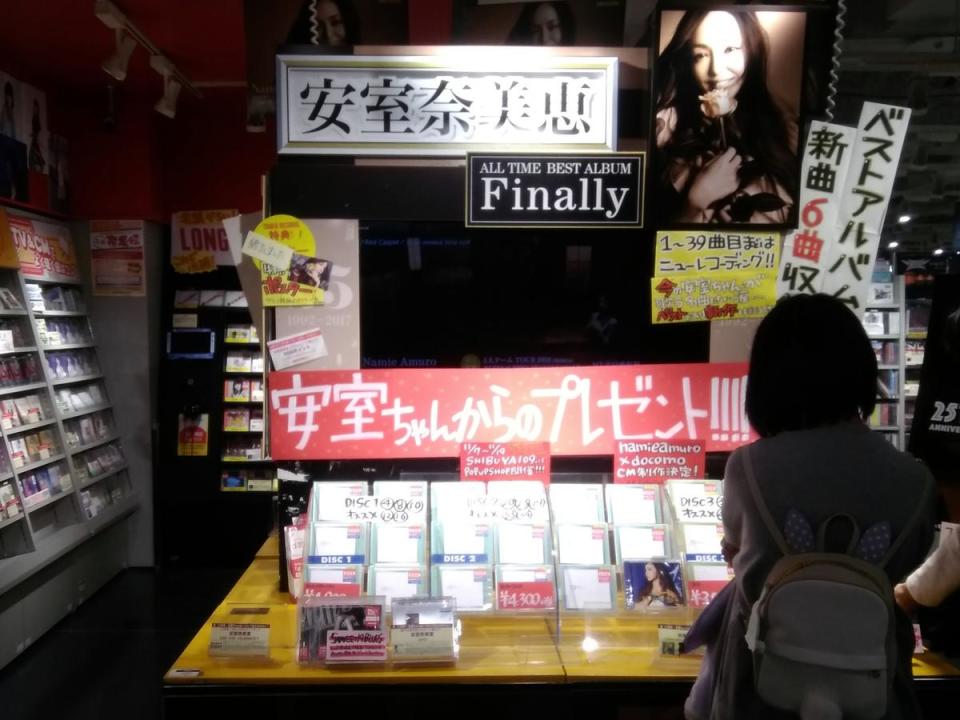 如今日本各大唱片行都是安室的專輯宣傳，彷彿在為她的演藝生涯送終。（娛樂組攝）