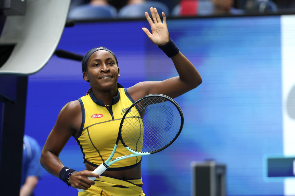 La estadounidense Coco Gauff celebra luego de imponerse a la polaca Magdalena Frech en la cuarta ronda del Abierto de Australia, el domingo 21 de enero de 2024 (AP Foto/Asanka Brendon Ratnayake)