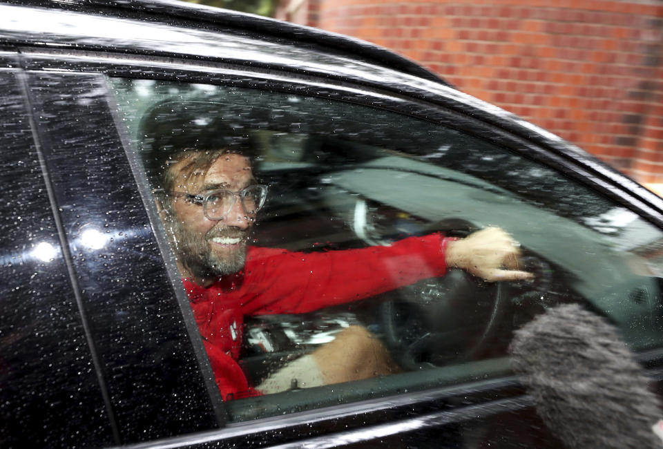 Jürgen Klopp, técnico del Liverpool, llega a su casa en esa ciudad inglesa, el viernes 26 de junio de 2020, día en que el club conquistó el título de la Liga Premier, gracias a una derrota del Manchester City ante el Chelsea (Peter Byrne/PA via AP)