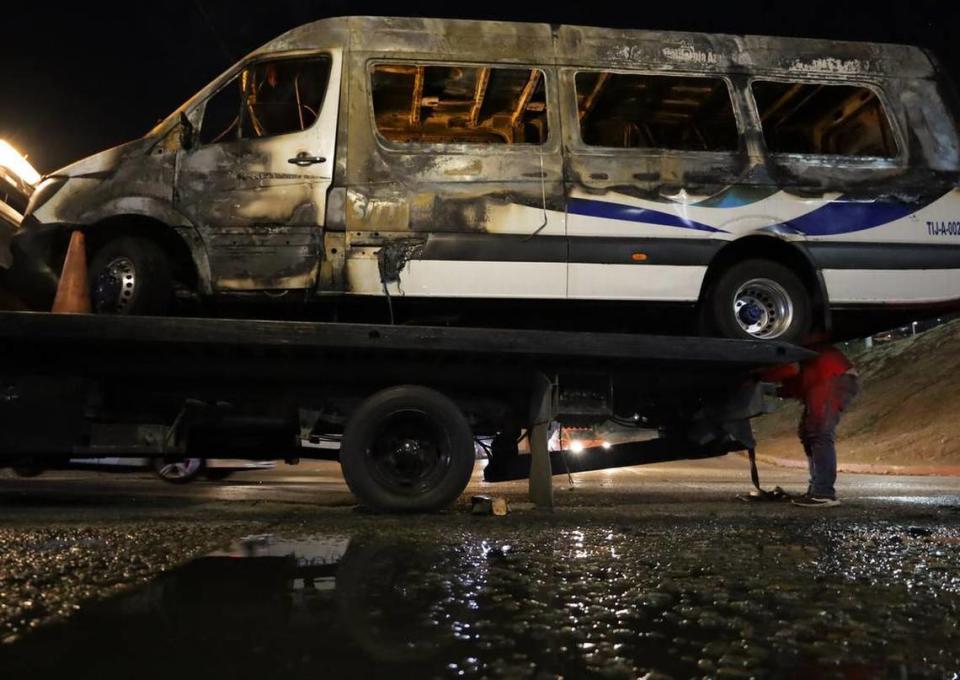 Al menos 19 vehículos, entre autos particulares, unidades de transporte público y de carga, fueron incendiados este viernes presuntamente por grupos de la delincuencia organizada, en el estado mexicano de Baja California.