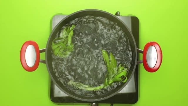 Boiling water with pandan leaves