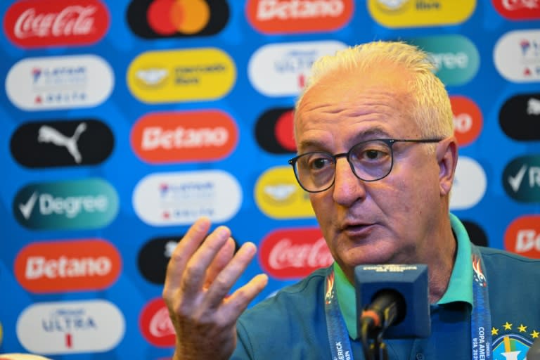 El entrenador de Brasil, Dorival Junior, habla durante una conferencia de prensa antes del partido de fútbol del grupo D del torneo Copa América Conmebol 2024 entre Brasil y Costa Rica en el estadio SoFi en Inglewood, California, el 23 de junio de 2024. (Patrick T. Fallon)